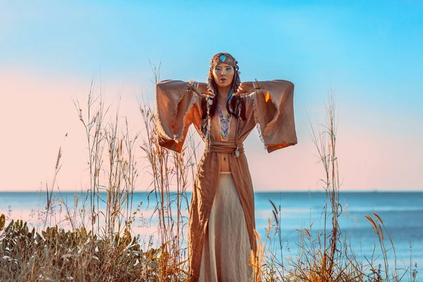Krásná Mladá Žena Kmenovém Kostýmu Venku Při Západu Slunce — Stock fotografie