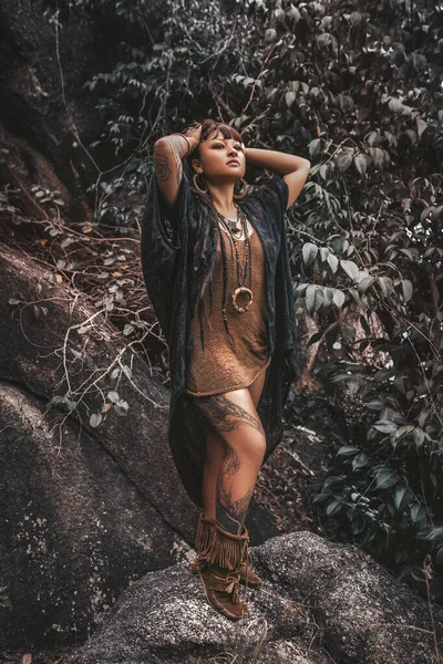 Mooie Jonge Stijlvolle Tribal Stijl Vrouw Buiten — Stockfoto