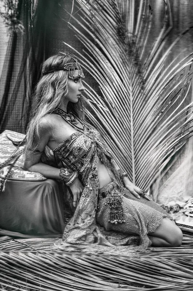 Piękny Młody Cygański Styl Kobieta — Zdjęcie stockowe