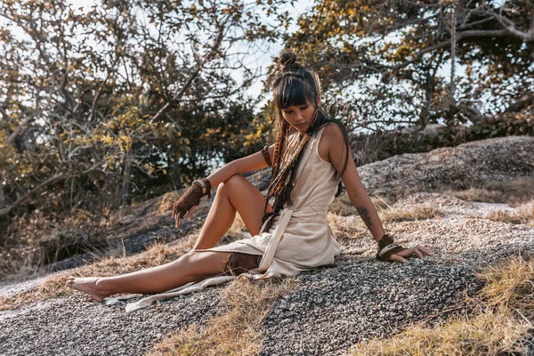 Hermosa Joven Mujer Con Estilo Vestido Elegante Sentado Roca Atardecer — Foto de Stock