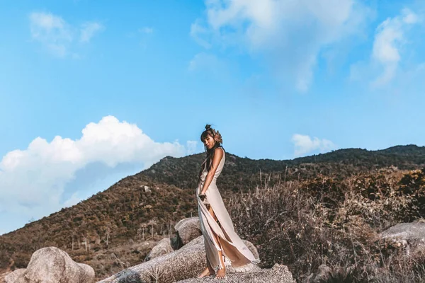 Bella Giovane Donna Elegante Abito Elegante All Aperto Tramonto — Foto Stock