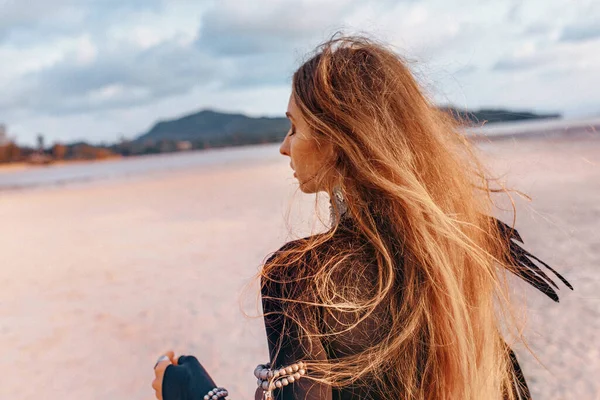 Mooie Jonge Tribal Stijl Vrouw Het Strand Bij Zonsondergang — Stockfoto