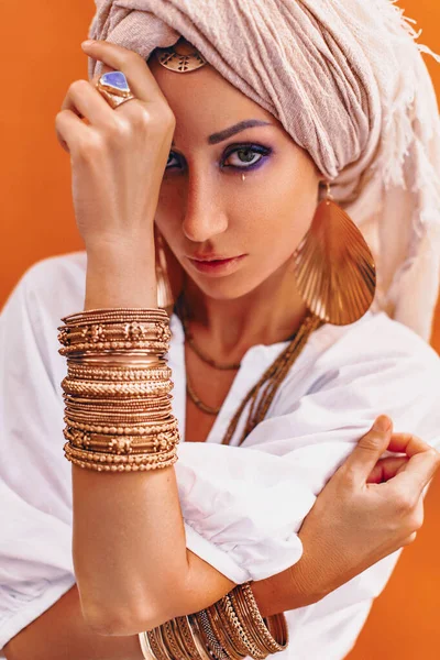 Hermosa Mujer Joven Elegante Con Accesorios Boho Retrato Sobre Fondo — Foto de Stock