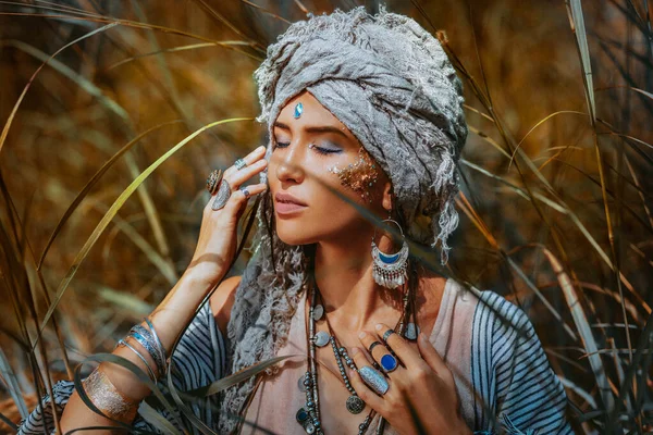 Belle Jeune Femme Élégante Portant Turban Extérieur Portrait — Photo