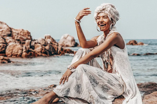 Alegre Jovem Mulher Elegante Vestindo Turbante Praia — Fotografia de Stock