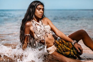 Suda yatan genç ve güzel bir kadın. 