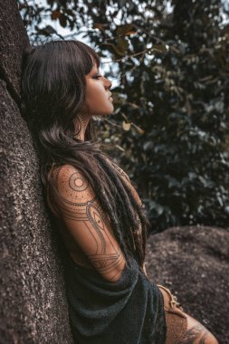 Güzel, genç, şık bir kabile tarzı kadın. Açık hava portresi.