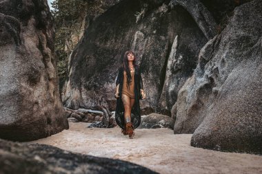 Güzel, genç, şık, kabile tarzı bir kadın.