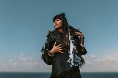 Güzel, genç, şık bir kabile tarzı kadın. Açık hava portresi.