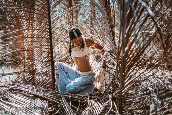 Bela Jovem Mulher Elegante Fundo Seco Folhas Palma — Fotografia de Stock