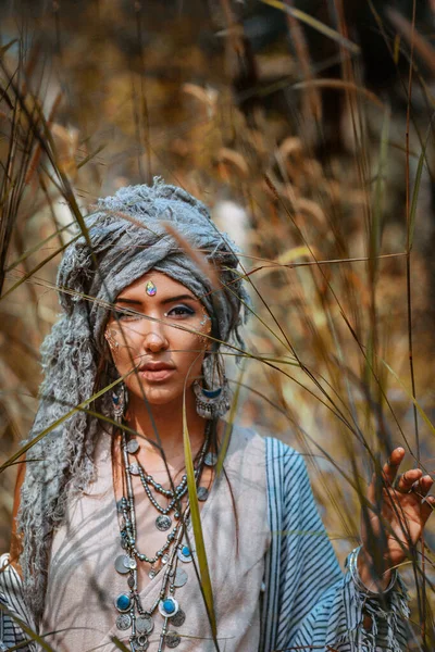 Bela Jovem Mulher Elegante Vestindo Turbante Livre Retrato — Fotografia de Stock