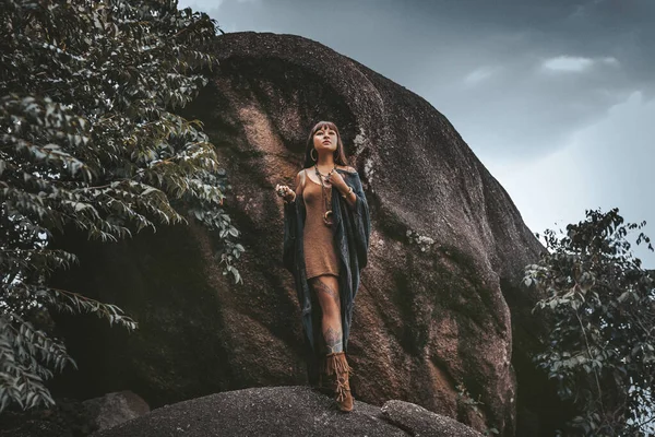 Mooie Jonge Stijlvolle Tribal Stijl Vrouw Buiten — Stockfoto