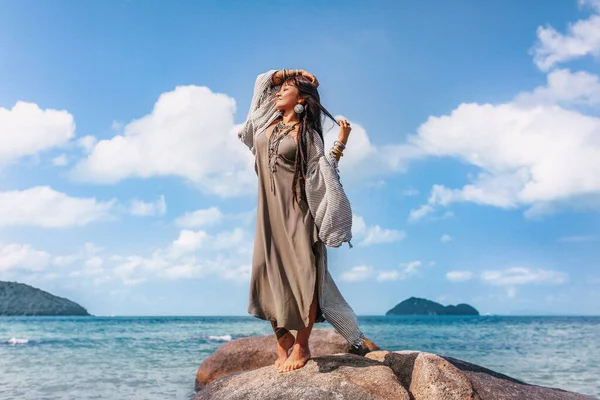 Hermosa Joven Alegre Mujer Aire Libre — Foto de Stock