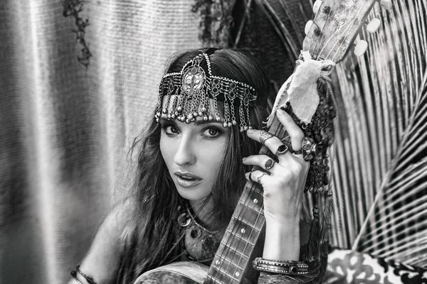 Hermoso Joven Estilo Gitano Mujer Retrato Con Guitarra —  Fotos de Stock
