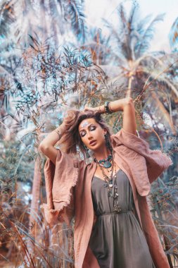 Güzel, genç, şık bir kadın. Açık hava portresi.