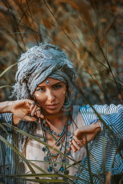 Hermosa Joven Elegante Mujer Usando Turbante Aire Libre Retrato — Foto de Stock