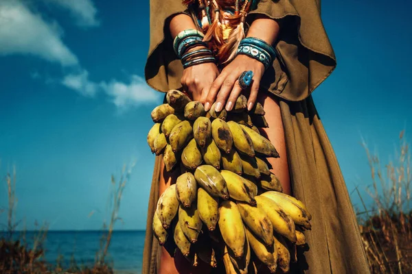 Zblízka Ženské Ruce Boho Příslušenství Drží Svazek Banánů — Stock fotografie