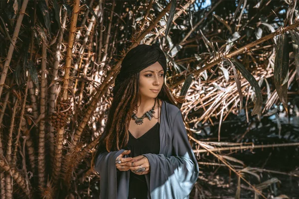 Schöne Junge Stilvolle Frau Trägt Turban Mit Orientalischen Accessoires Freien — Stockfoto