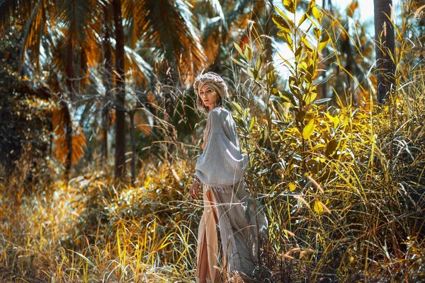 Hermosa Joven Elegante Mujer Turbante Caminando Campo —  Fotos de Stock