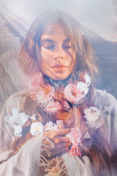 Belle Jeune Femme Avec Les Yeux Fermés Tenant Des Fleurs — Photo