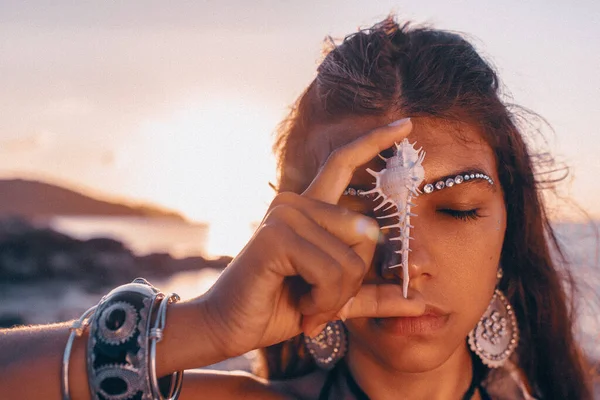 Genç Kabile Tarzı Güzel Bir Kadın Gün Batımında Gözleri Kapalı — Stok fotoğraf