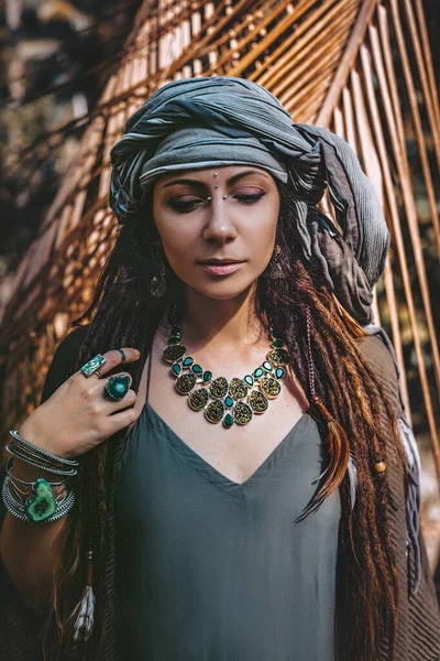 Hermosa Joven Elegante Mujer Usando Turbante Con Accesorios Orientales Aire — Foto de Stock