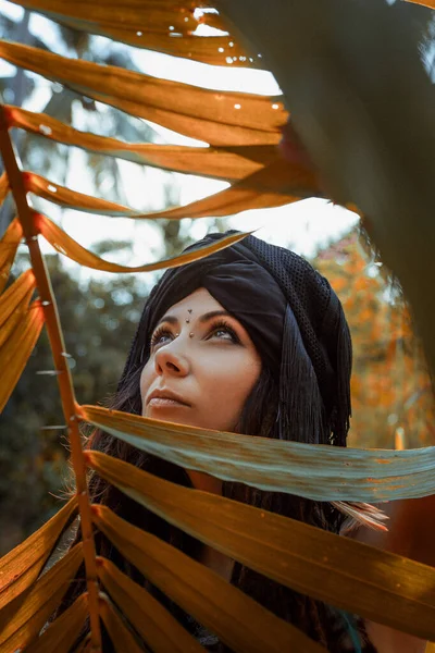 Belle Jeune Femme Élégante Portant Turban Avec Des Accessoires Orientaux — Photo