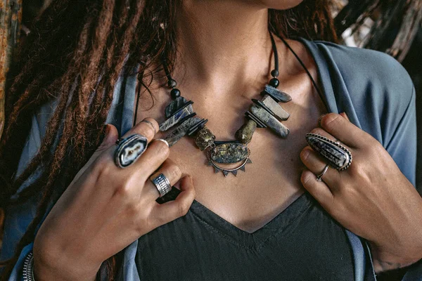 Close Mãos Mulher Com Pedras Preciosas Acessórios Livre — Fotografia de Stock