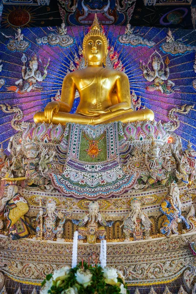 Socha Buddhy s čínských a thajských bohyně. — Stock fotografie