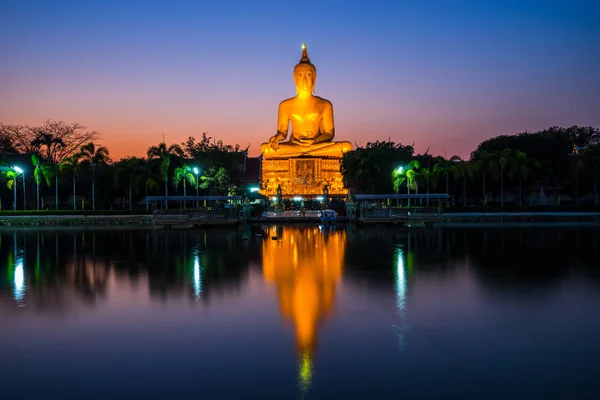 Estatua de gran imagen de Buda con reflejo — Foto de Stock