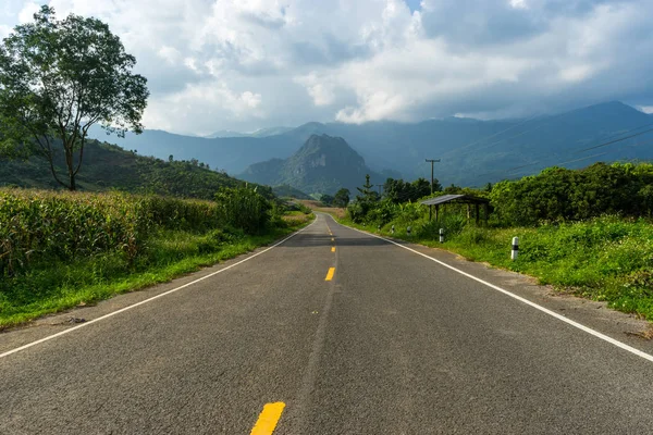 Landweg in platteland van Thailand — Stockfoto