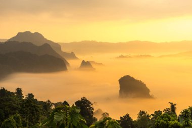 Sabah sis çevre ile kırsal görünümü