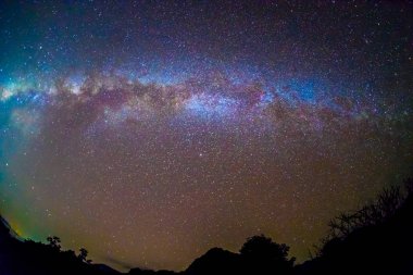 Uzun pozlama ile çekilen Samanyolu