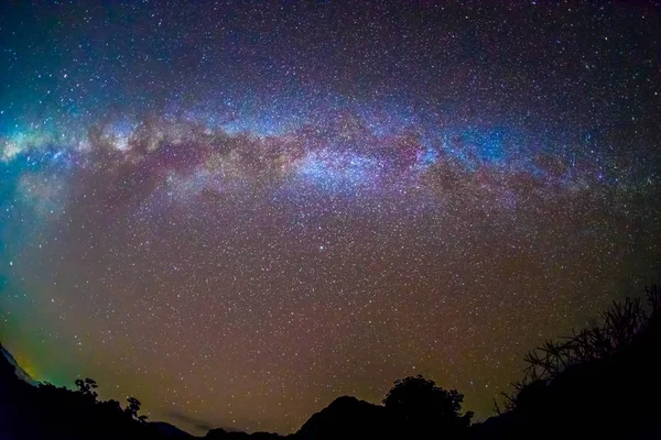 Uzun pozlama ile çekilen Samanyolu