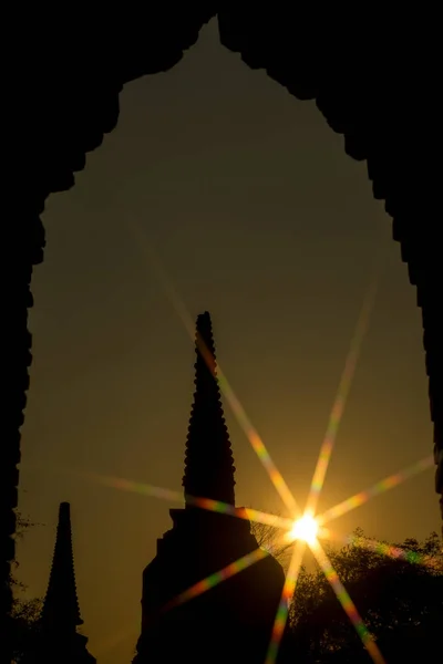 Pagodas de silueta con estrellas del sol — Foto de Stock