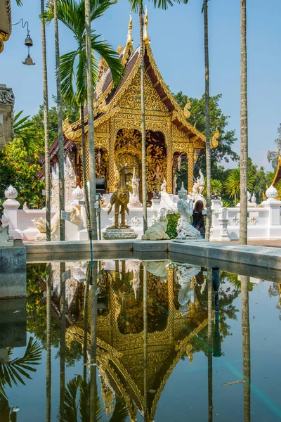 Buddhistische Kirche mit traditioneller thailändischer Kunst dekoriert. — Stockfoto