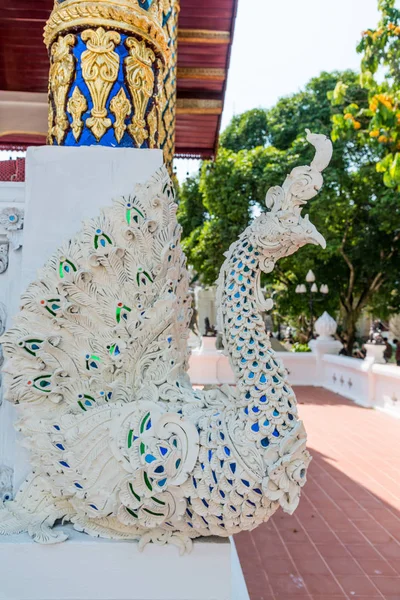 Statue de cygne dans les contes de fées traditionnels thaïlandais . — Photo