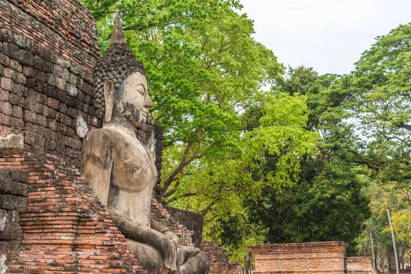 Immagine di Buddha di fronte alla pagoda rovinata . — Foto Stock