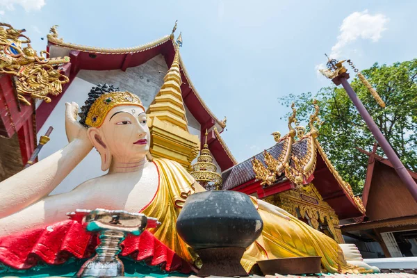 Stile Myanmar reclinabile immagine di Buddha — Foto Stock