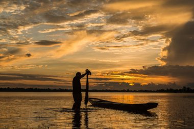 Nehirde balık ağı kullanarak balıkçı balıkçılık.