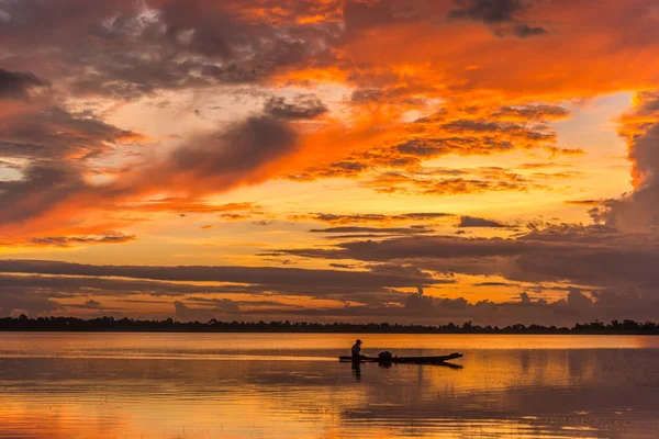 Vista rio do pôr do sol com pescador — Fotografia de Stock