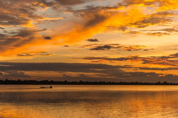 Vista rio do pôr do sol com pescador — Fotografia de Stock