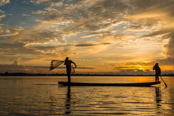 Pescatore pesca utilizzando la rete da pesca sul fiume . — Foto Stock