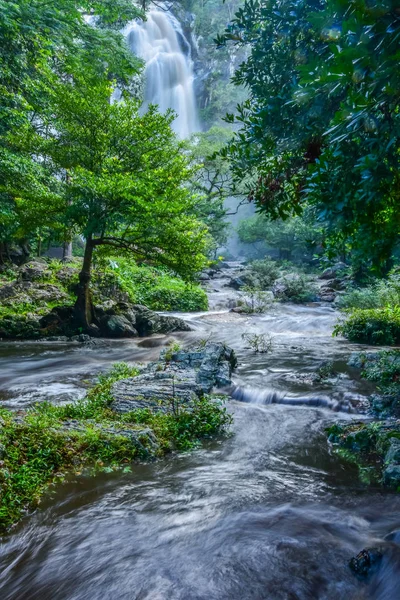 Klong Lan şelaleler 