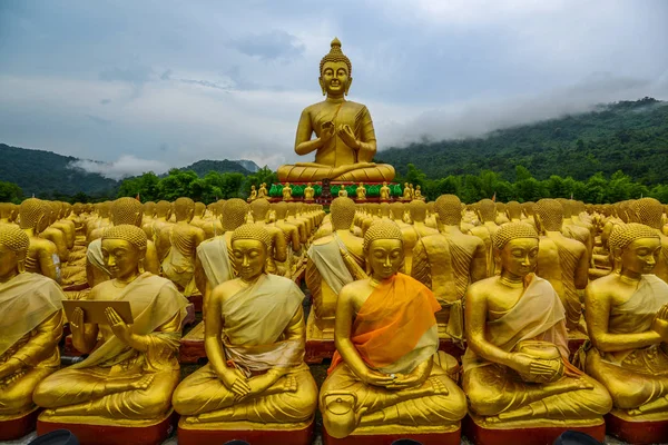 Buddha-Bild mit seinen diskuplen Statuen — Stockfoto