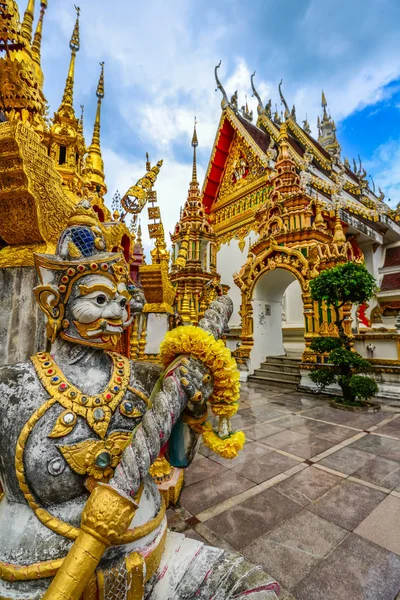 タイ文学に巨大な仏教寺院 — ストック写真