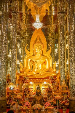 Altın Buda resim kilisede cam ile dekore edilmiştir.