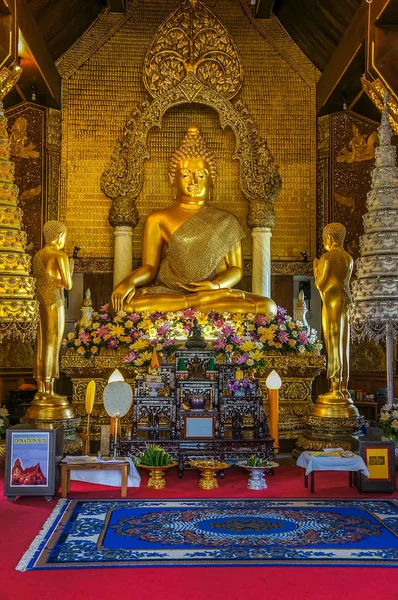 Buda imagen con dos estatuas de discípulo en la iglesia — Foto de Stock