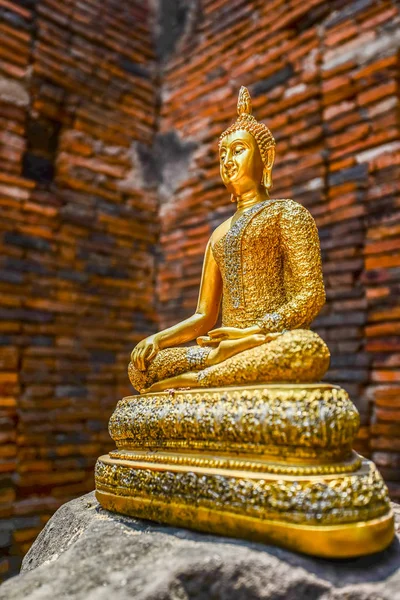 Immagine di Buddha dorato sulla roccia — Foto Stock