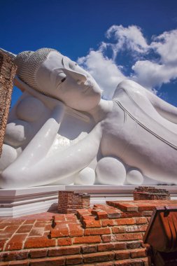 Budist tapınağı yatan beyaz Buda resim
